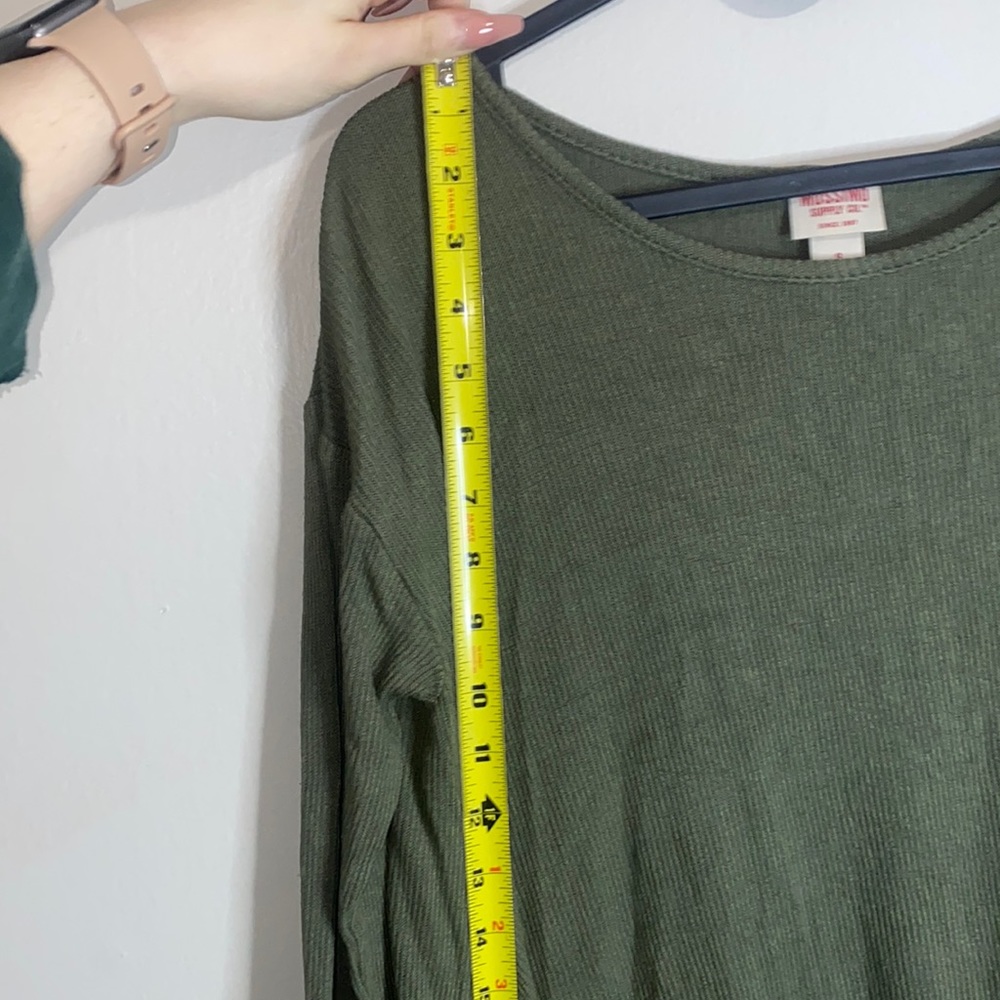 🎱Olive green ribbed flowy long sleeved top! - Picture 6 of 7